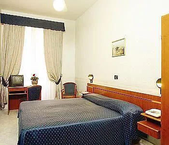 Hotel Dina 3*